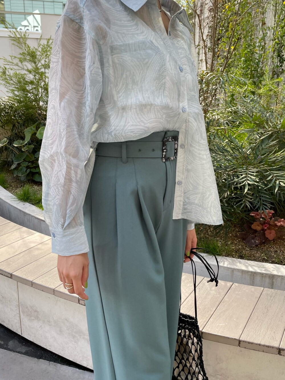 ホワイト系のタンクトップ、ブラック系のハンドバッグ、ブルー系のシャツ/ブラウスを着用したレディースの春コーディネートの7枚目の写真