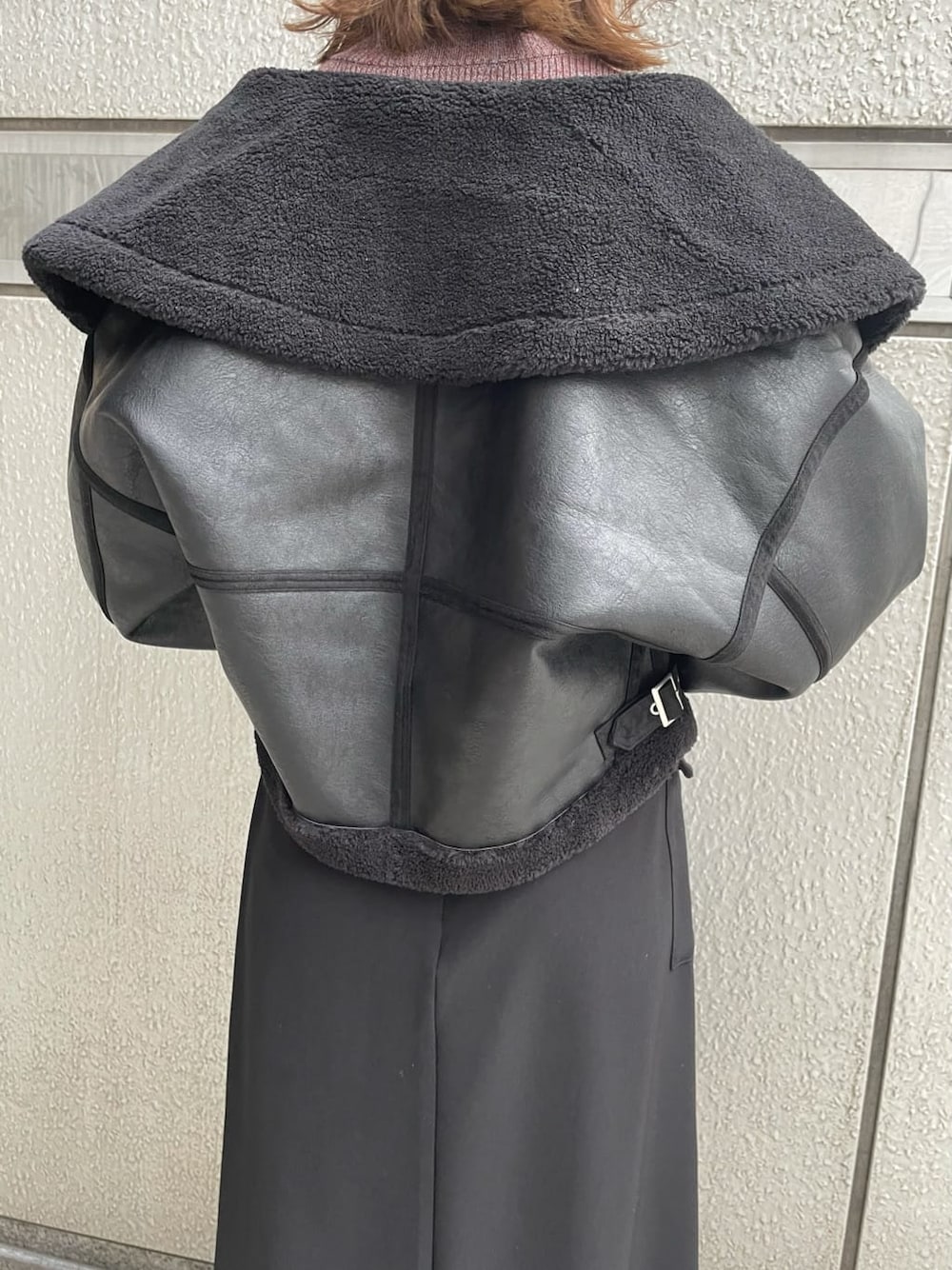 ブラック系のスカート、ブラック系のブルゾン、ホワイト系のブーツを着用したレディースの秋コーディネートの8枚目の写真