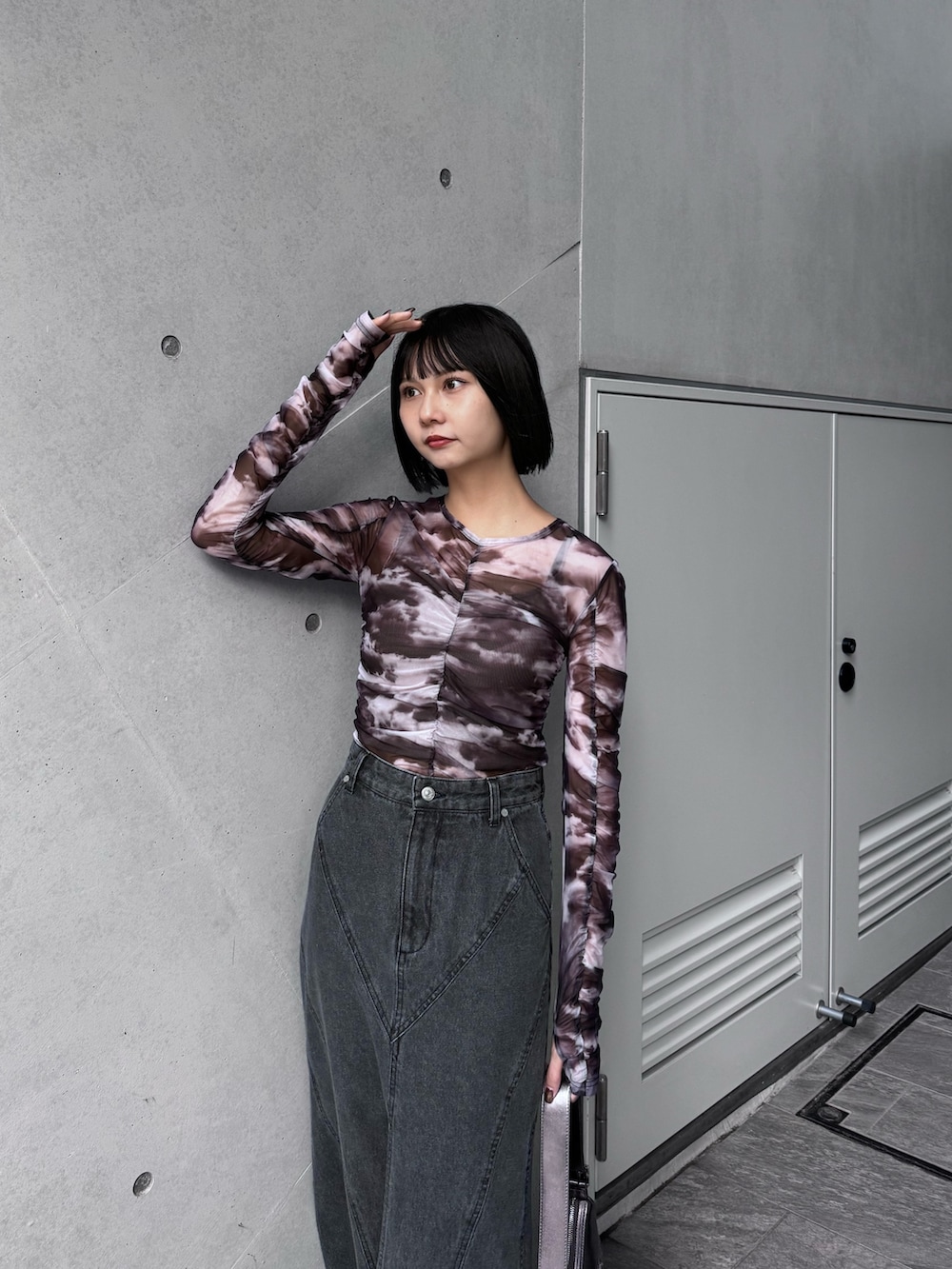 ブラック系のサンダル、グレー系のTシャツ/カットソーを着用したレディースの冬コーディネートの2枚目の写真