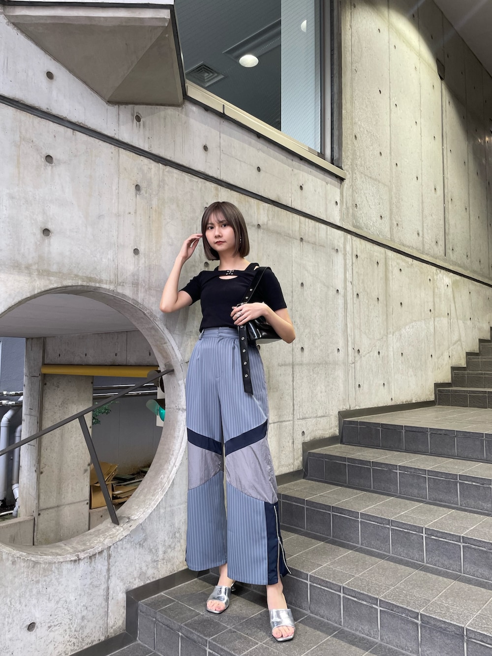ブラック系のTシャツ/カットソー、グレー系のその他パンツを着用したレディースの夏コーディネートの2枚目の写真