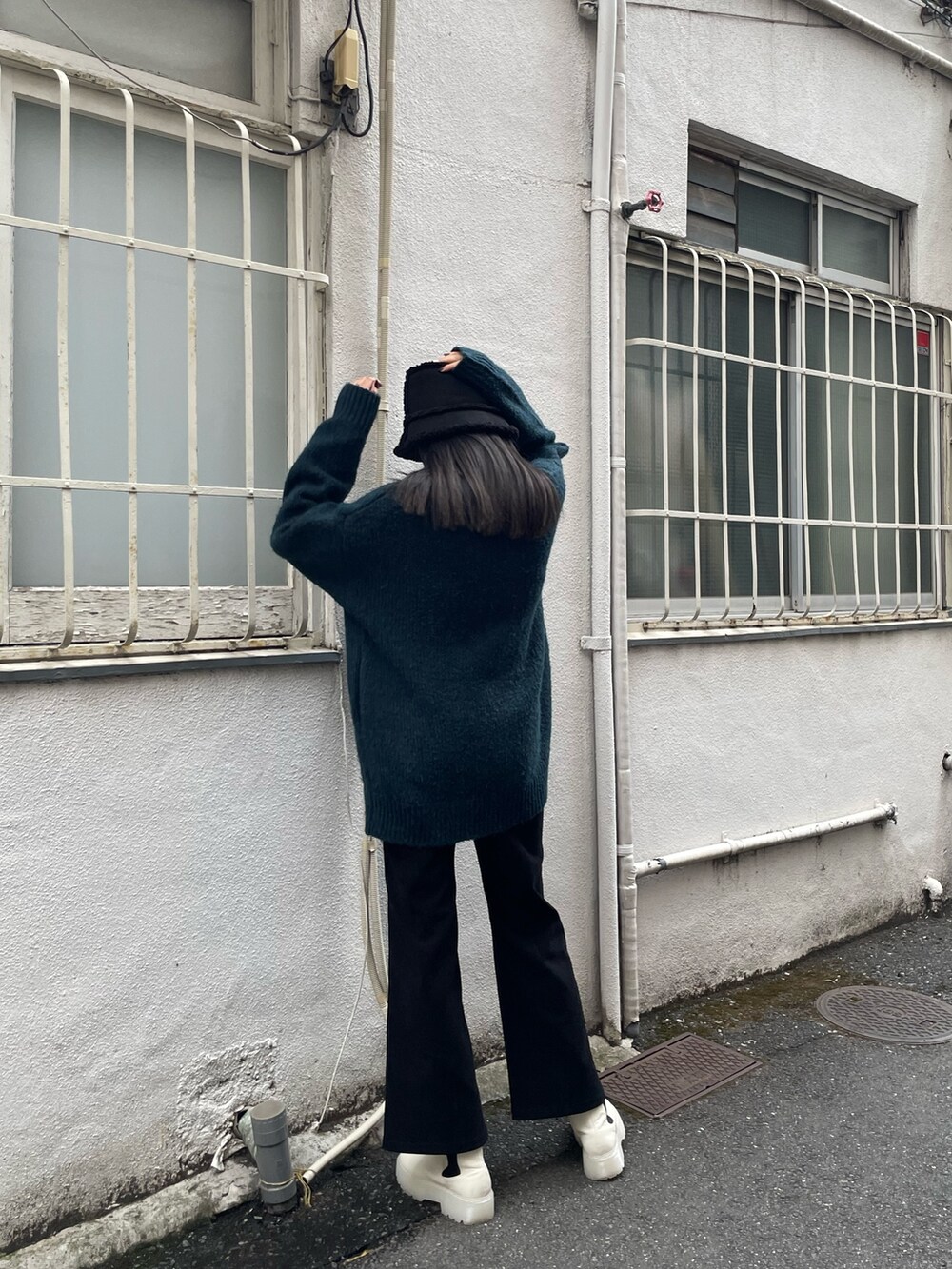 グリーン系のカーディガン/ボレロ、ブラック系のその他パンツ、ホワイト系のブーツを着用したレディースの秋コーディネートの4枚目の写真