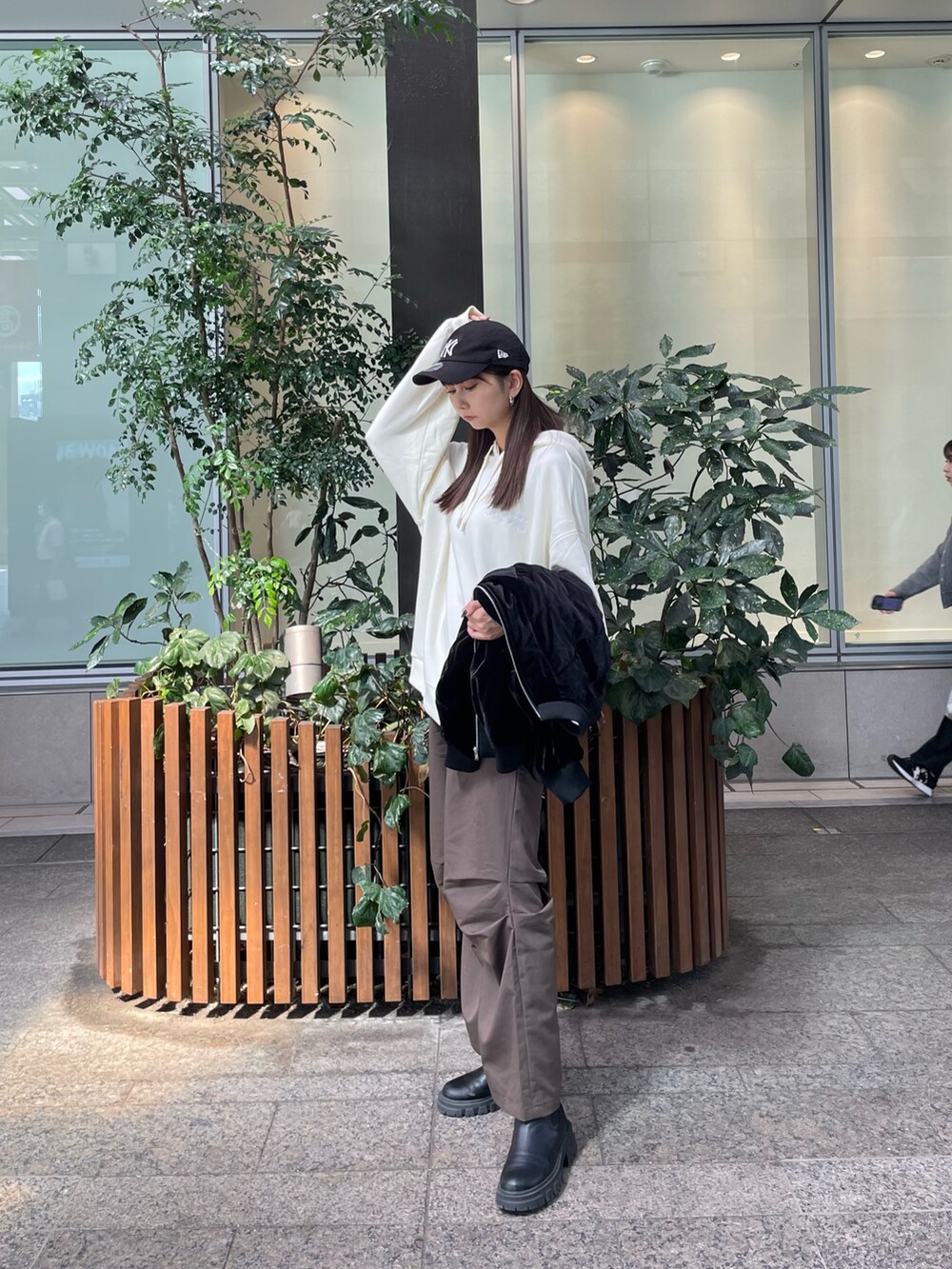 ホワイト系のパーカー、グリーン系のその他パンツを着用したレディースの秋コーディネートの2枚目の写真