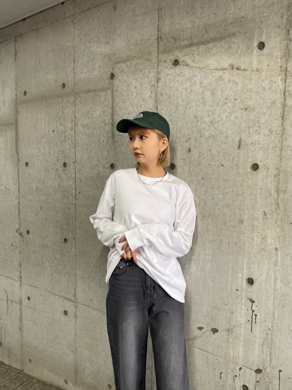 ブラック系のサンダル、ブラック系のデニムパンツ、ホワイト系のTシャツ/カットソーを着用したレディースの冬コーディネートの5枚目の写真