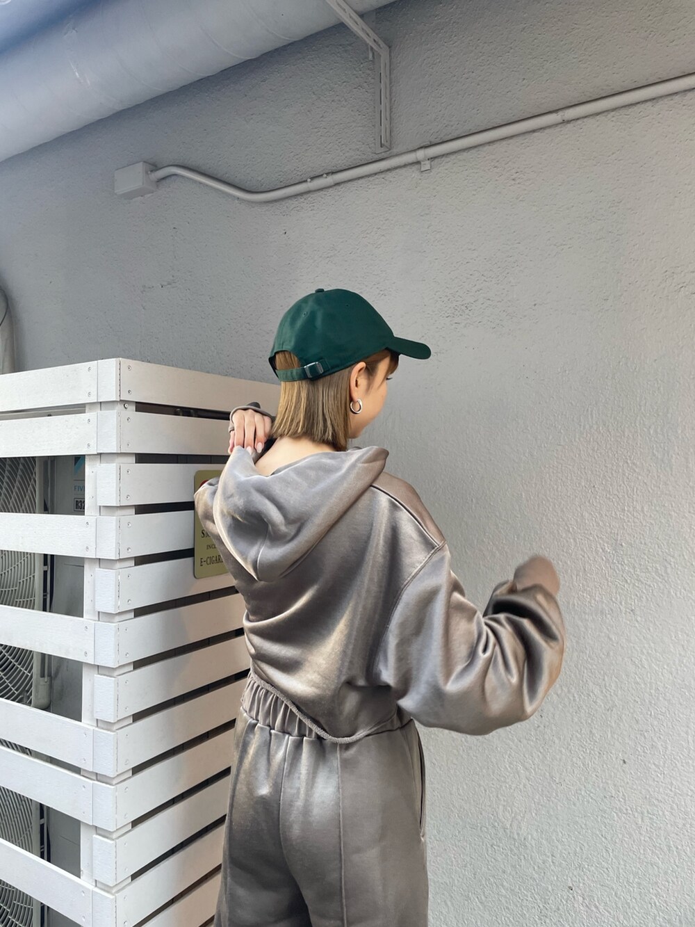 ブラウン系のTシャツ/カットソー、ブラウン系のその他パンツ、グリーン系のキャップを着用したレディースの冬コーディネートの5枚目の写真