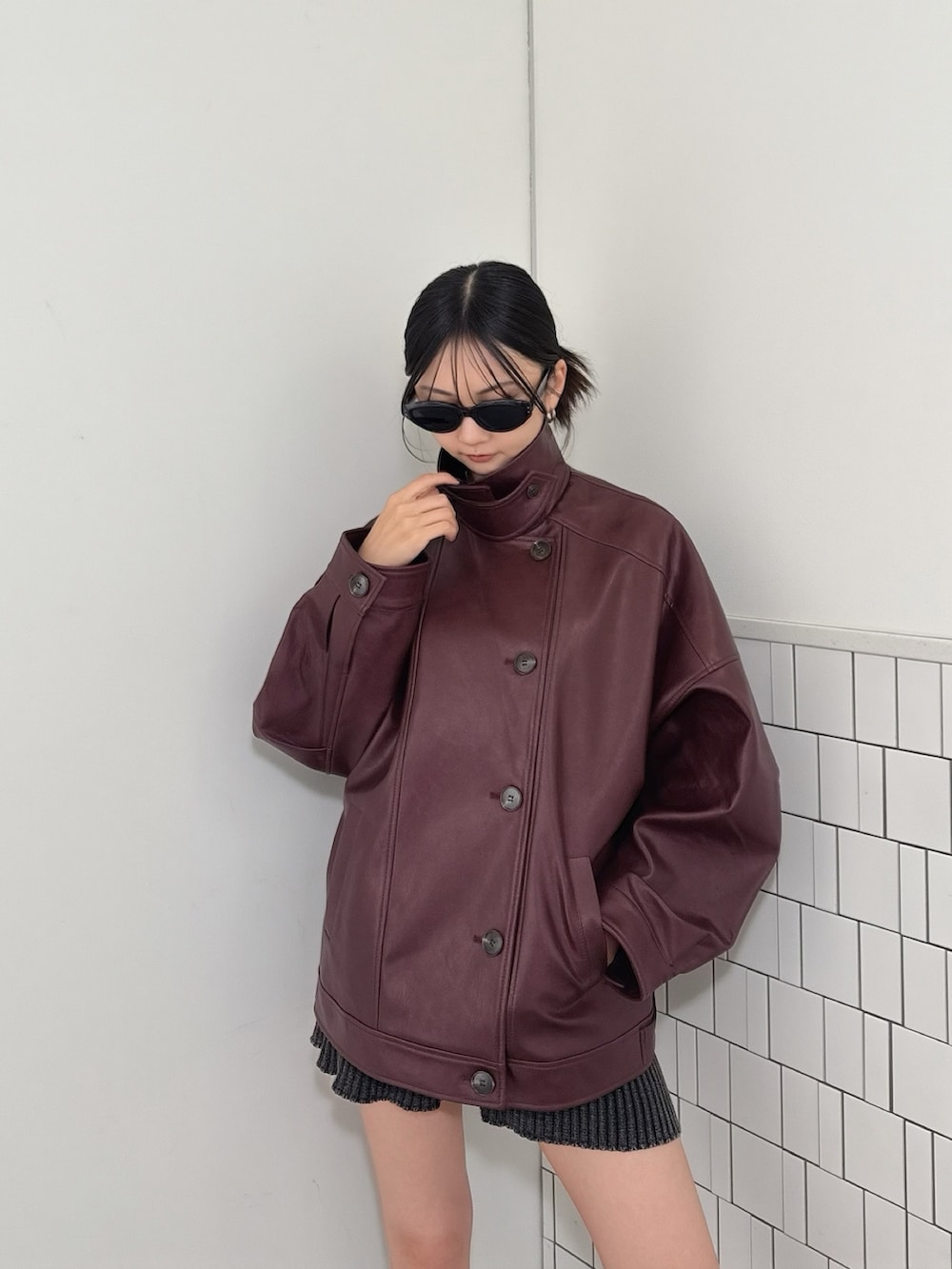 レッド系のブルゾンを着用したレディースの夏コーディネートの2枚目の写真