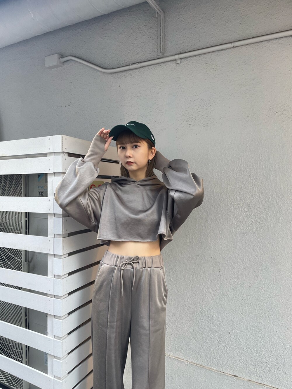 ブラウン系のTシャツ/カットソー、ブラウン系のその他パンツ、グリーン系のキャップを着用したレディースの冬コーディネートの3枚目の写真