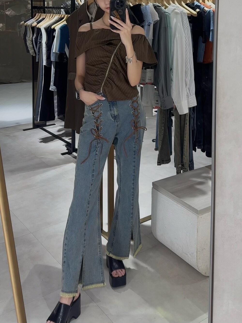 ブラウン系のシャツ/ブラウス、ブルー系のデニムパンツを着用したレディースの夏コーディネートの2枚目の写真