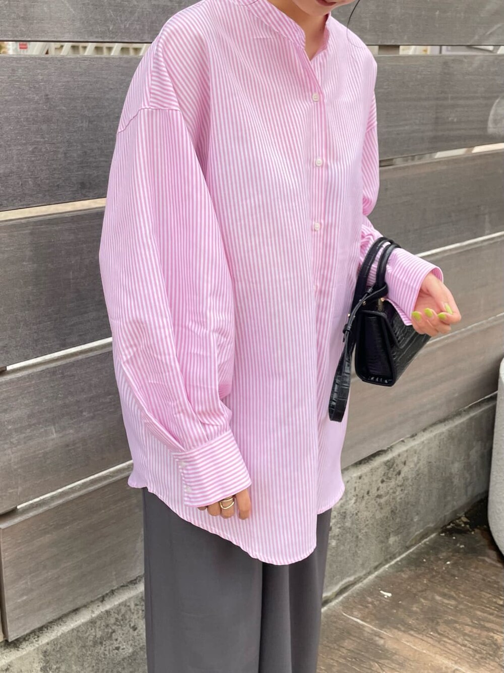 グレー系のその他パンツを着用したレディースの春コーディネートの5枚目の写真