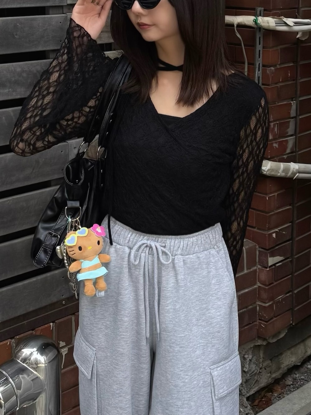 ブラック系のTシャツ/カットソーを着用したレディースの夏コーディネートの3枚目の写真