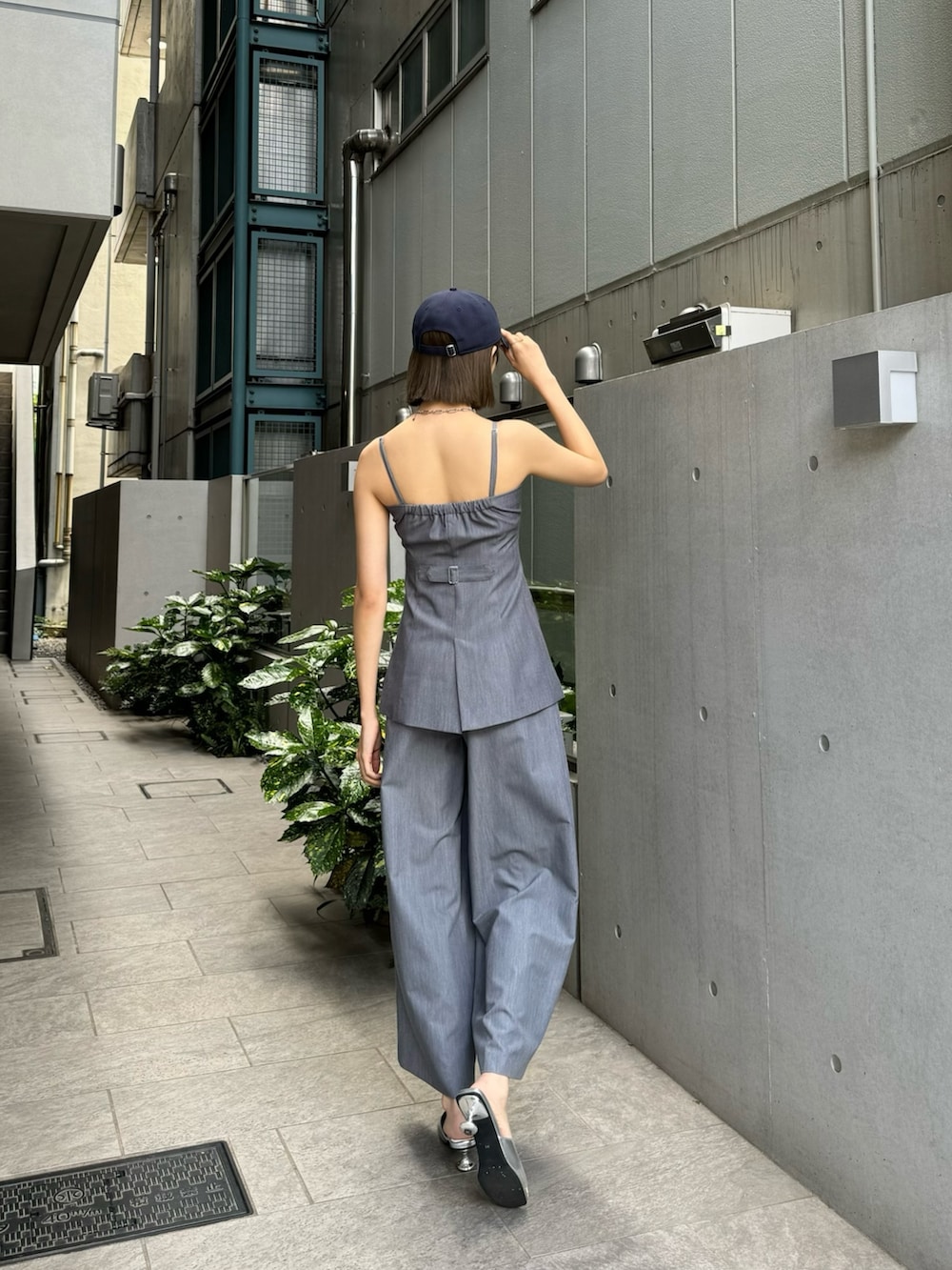 グレー系のキャミソール、グレー系のその他パンツ、シルバー系のサンダルを着用したレディースの春コーディネートの2枚目の写真