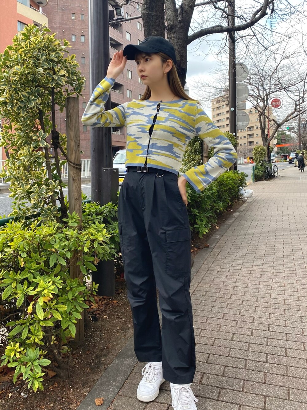 イエロー系のカーディガン/ボレロ、ホワイト系のハンドバッグ、ブラック系のカーゴパンツを着用したレディースの冬コーディネートの4枚目の写真