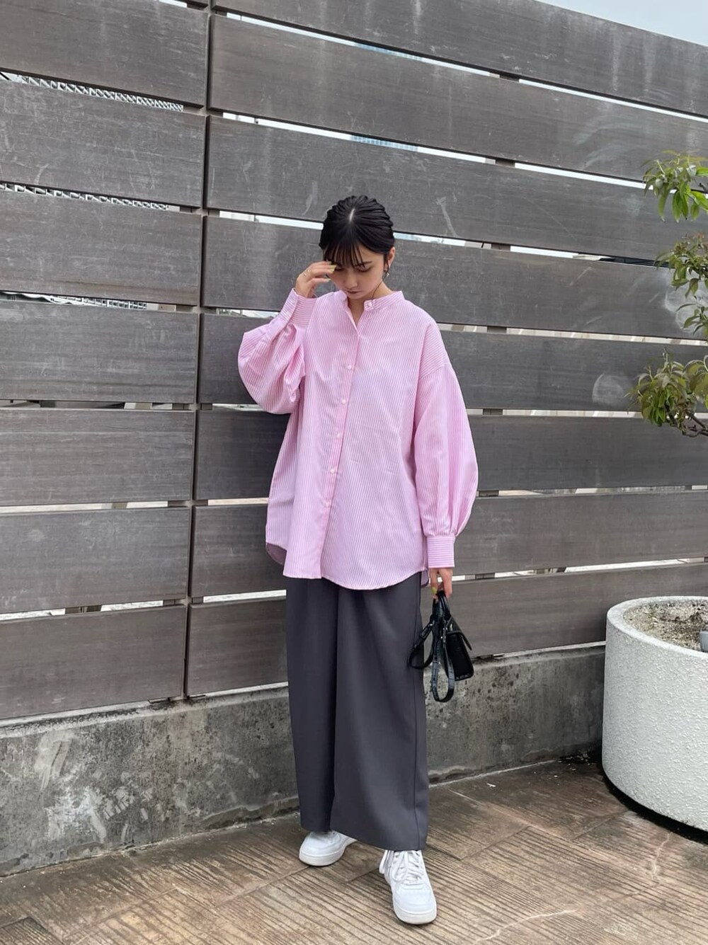 グレー系のその他パンツを着用したレディースの春コーディネートの2枚目の写真