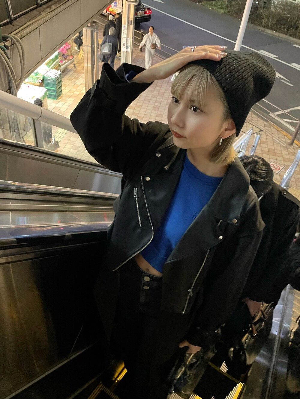 ブラック系のトレンチコートを着用したレディースの春コーディネートの2枚目の写真