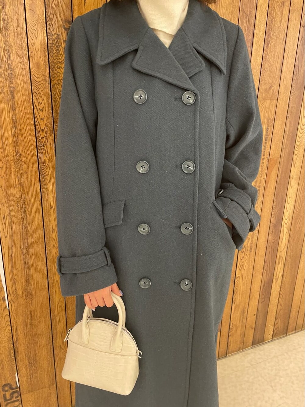 ブラック系のブーツ、ブラック系のその他パンツ、ホワイト系のハンドバッグを着用したレディースの秋コーディネートの6枚目の写真