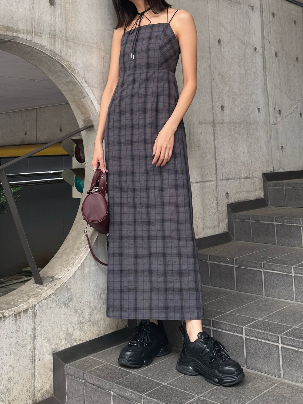 グレー系のワンピース、ブラック系のサングラスを着用したレディースの春コーディネートの4枚目の写真