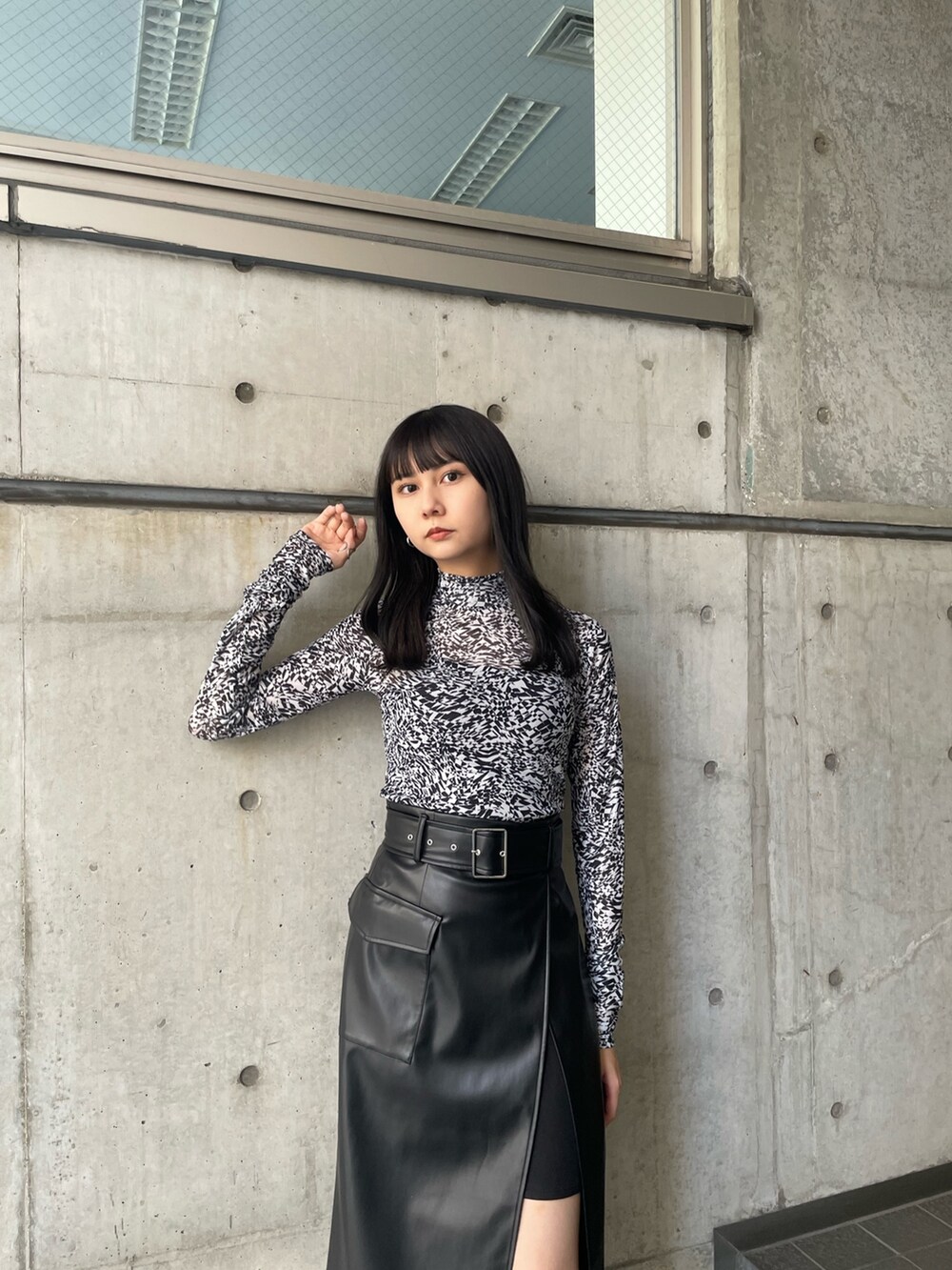 ホワイト系のTシャツ/カットソー、ブラック系のスカートを着用したレディースの夏コーディネートの5枚目の写真