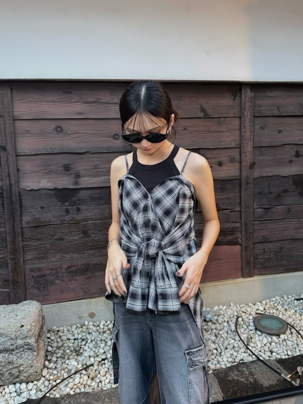 ブラック系のデニムパンツ、ブラック系のシャツ/ブラウスを着用したレディースの夏コーディネートの5枚目の写真