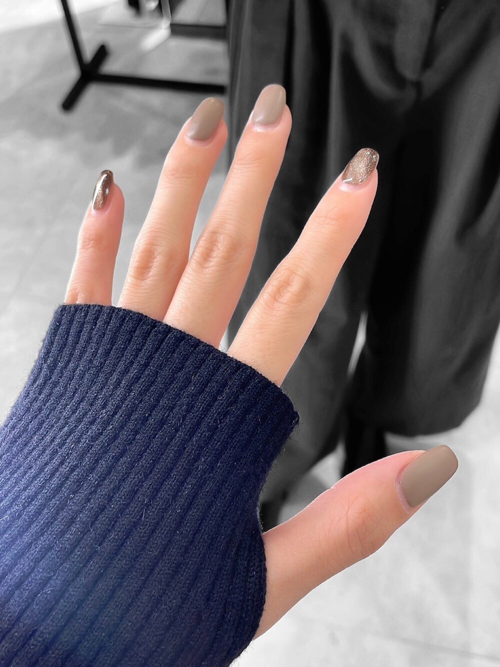 ブラック系のニット/セーター、グレー系のスラックス、ブラック系のブーツを着用したレディースの冬コーディネートの7枚目の写真