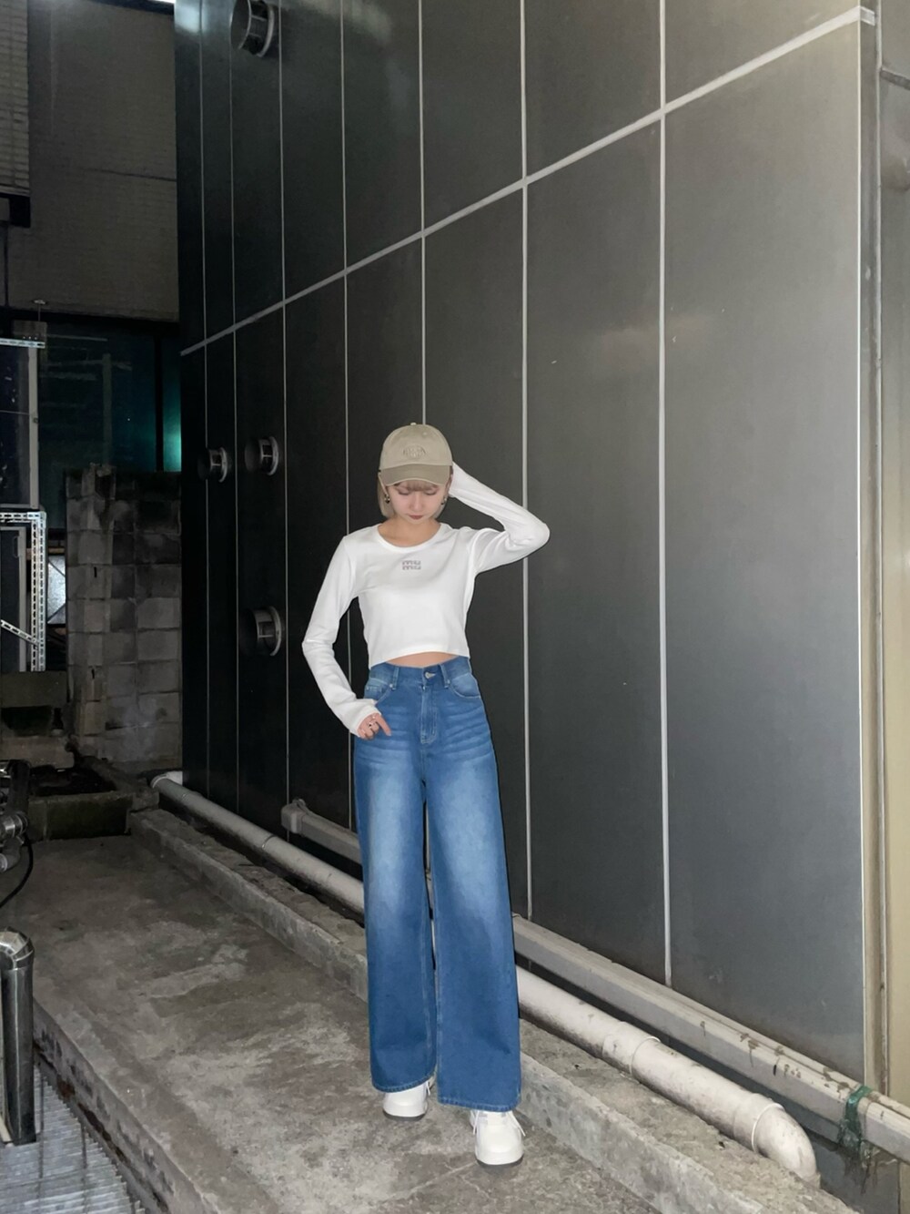 ホワイト系のTシャツ/カットソー、ブルー系のデニムパンツを着用したレディースの冬コーディネートの2枚目の写真