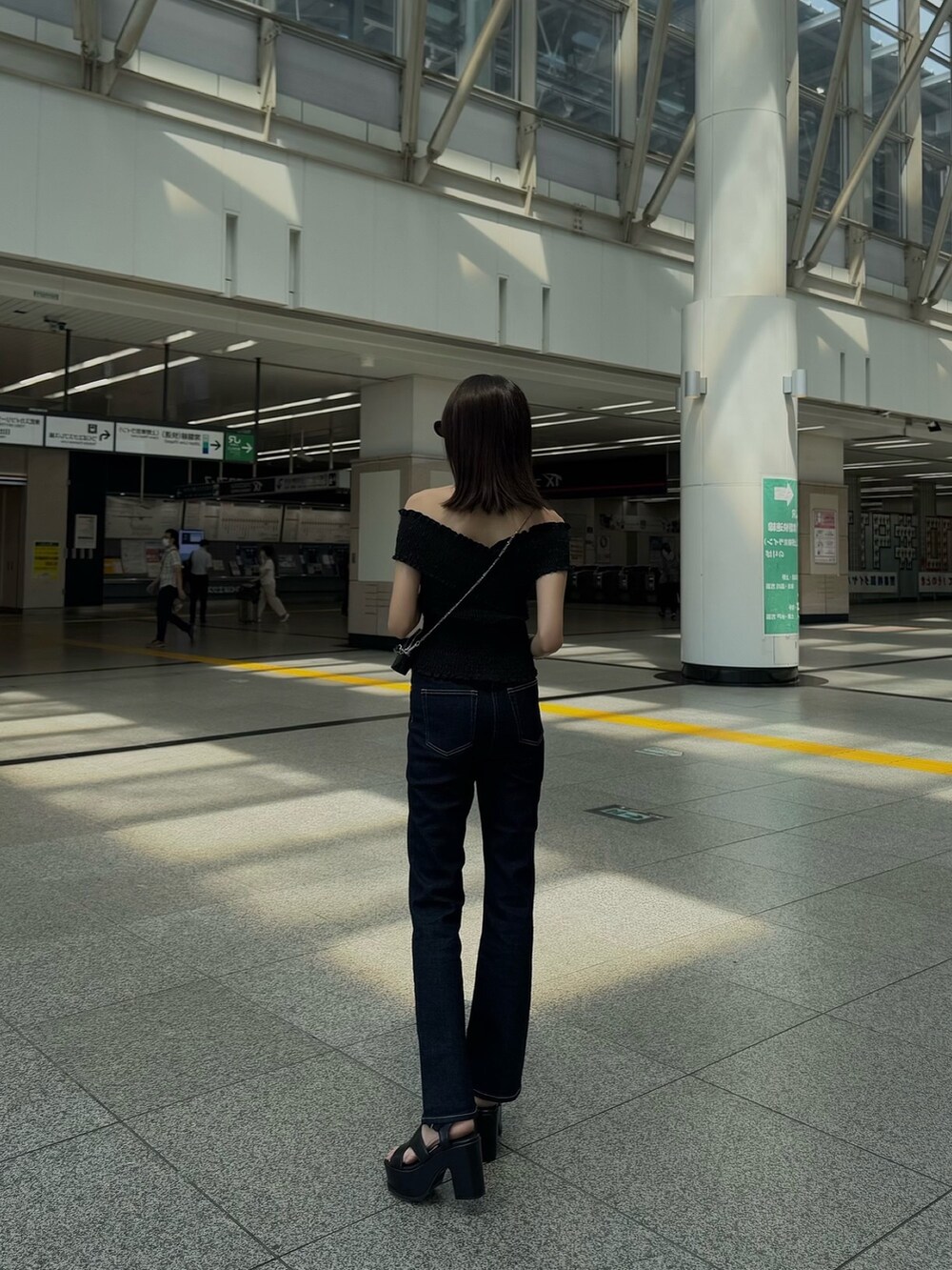 ブラック系のシャツ/ブラウス、ブルー系のデニムパンツ、ブラック系のサンダルを着用したレディースの夏コーディネートの2枚目の写真