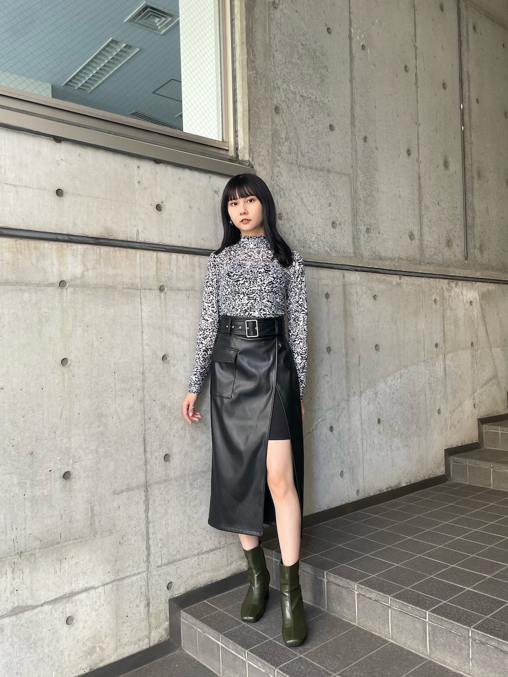 ホワイト系のTシャツ/カットソー、ブラック系のスカートを着用したレディースの夏コーディネートの2枚目の写真