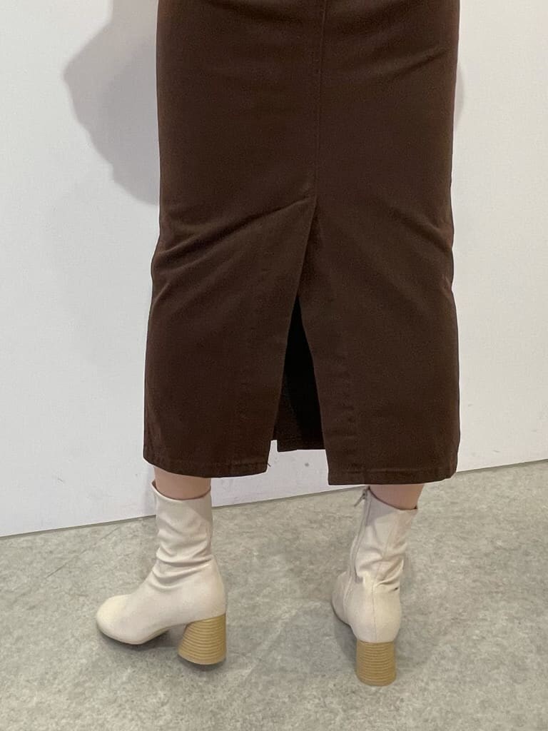 ブラウン系のブルゾン、ブラウン系のスカート、ホワイト系のブーツを着用したレディースの秋コーディネートの7枚目の写真