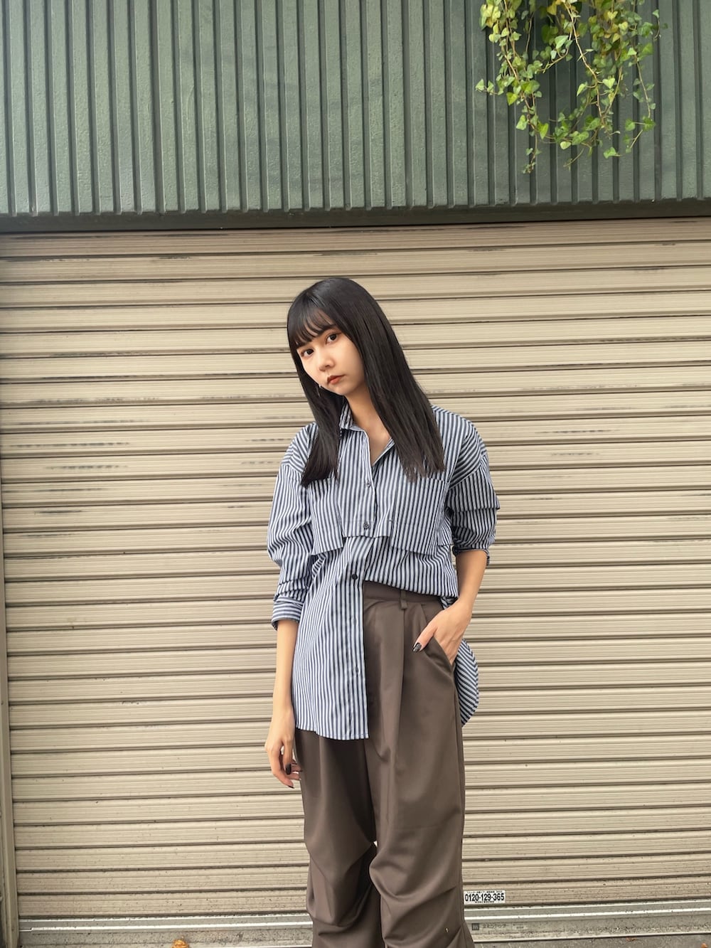 その他のシャツ/ブラウス、グリーン系のその他パンツを着用したレディースの秋コーディネートの3枚目の写真