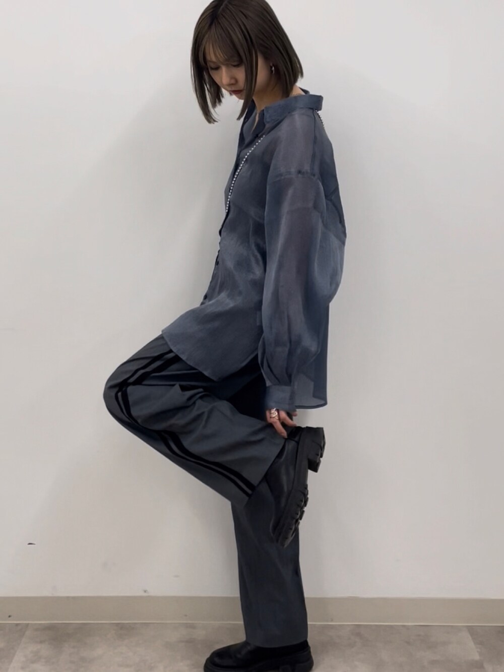 ブルー系のシャツ/ブラウス、ブラック系のショルダーバッグ、グレー系のその他パンツを着用したレディースの春コーディネートの2枚目の写真