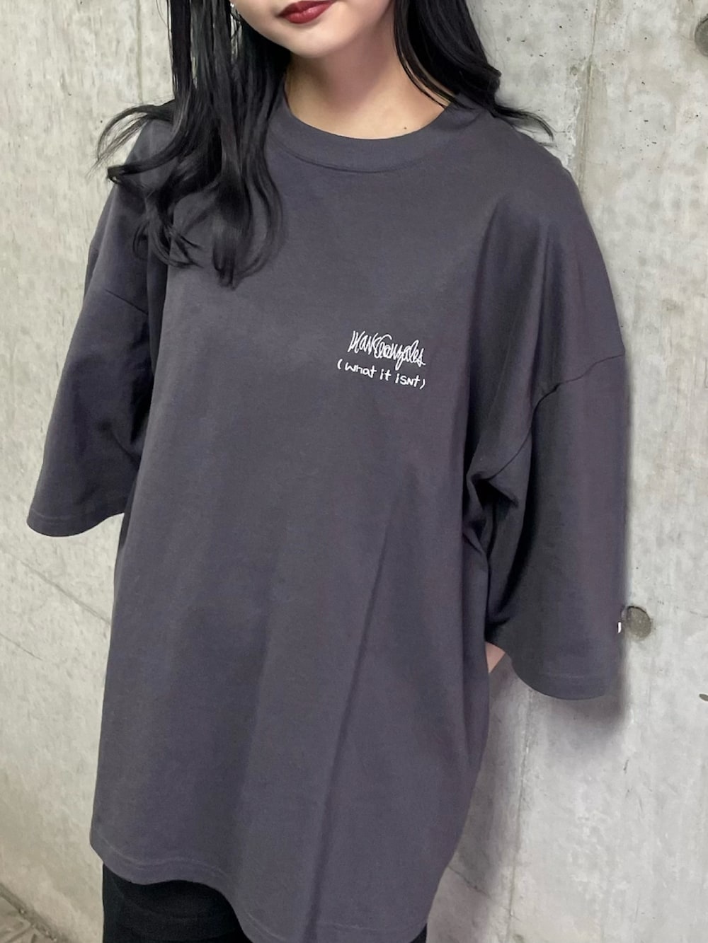 グレー系のTシャツ/カットソー、ブラック系のサンダルを着用したレディースの春コーディネートの3枚目の写真