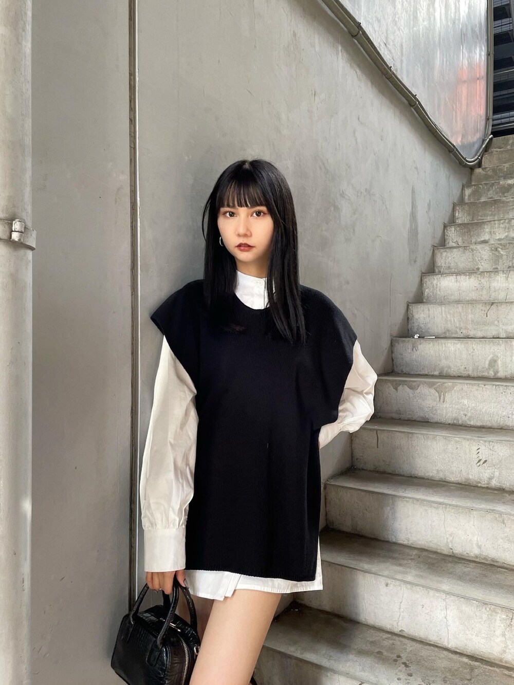 ブラック系のワンピース、ブラウン系のブーツを着用したレディースの夏コーディネートの3枚目の写真
