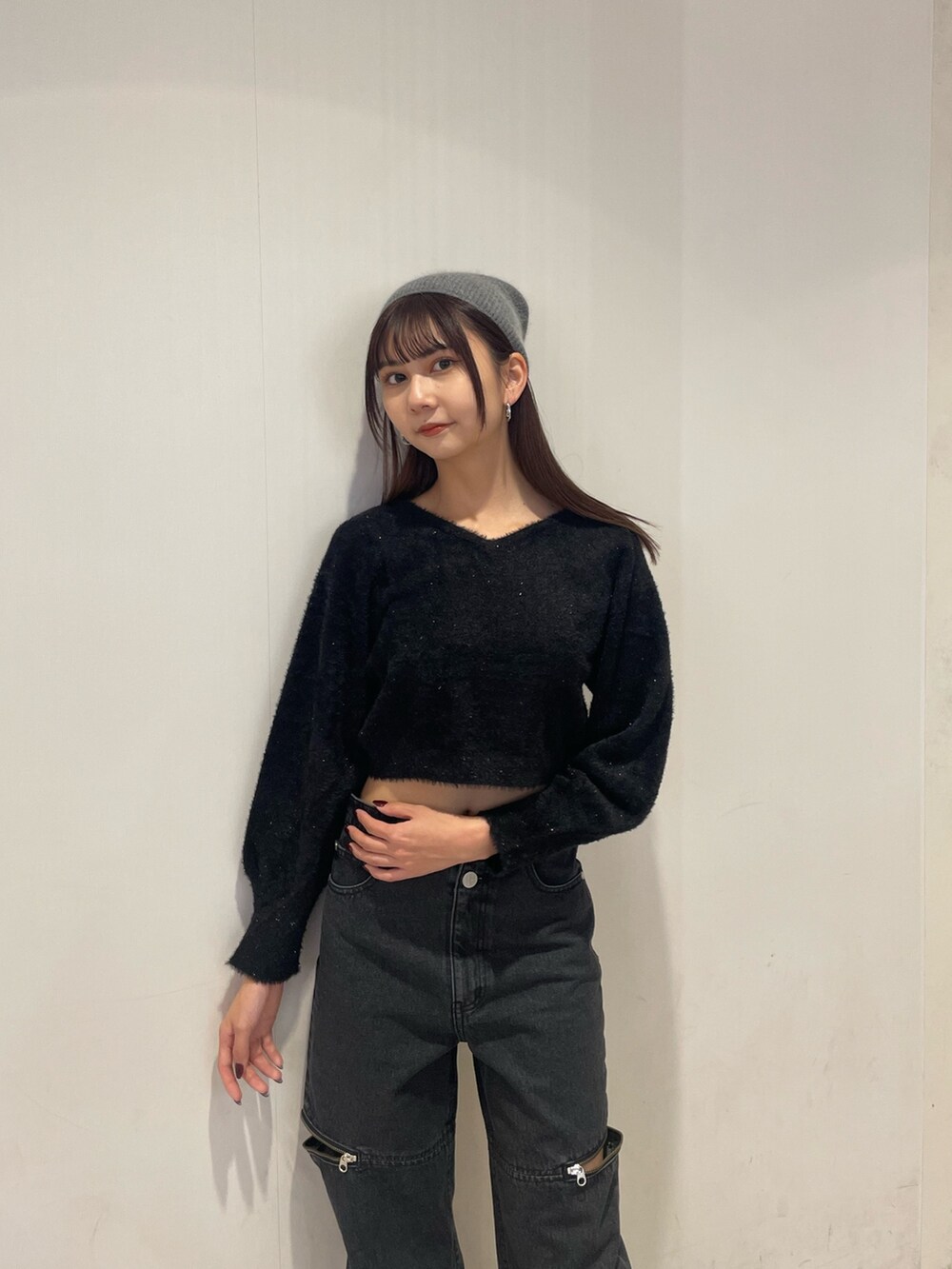 ブラック系のニット/セーター、ブラック系のデニムパンツ、ブラック系のブーツを着用したレディースの秋コーディネートの4枚目の写真