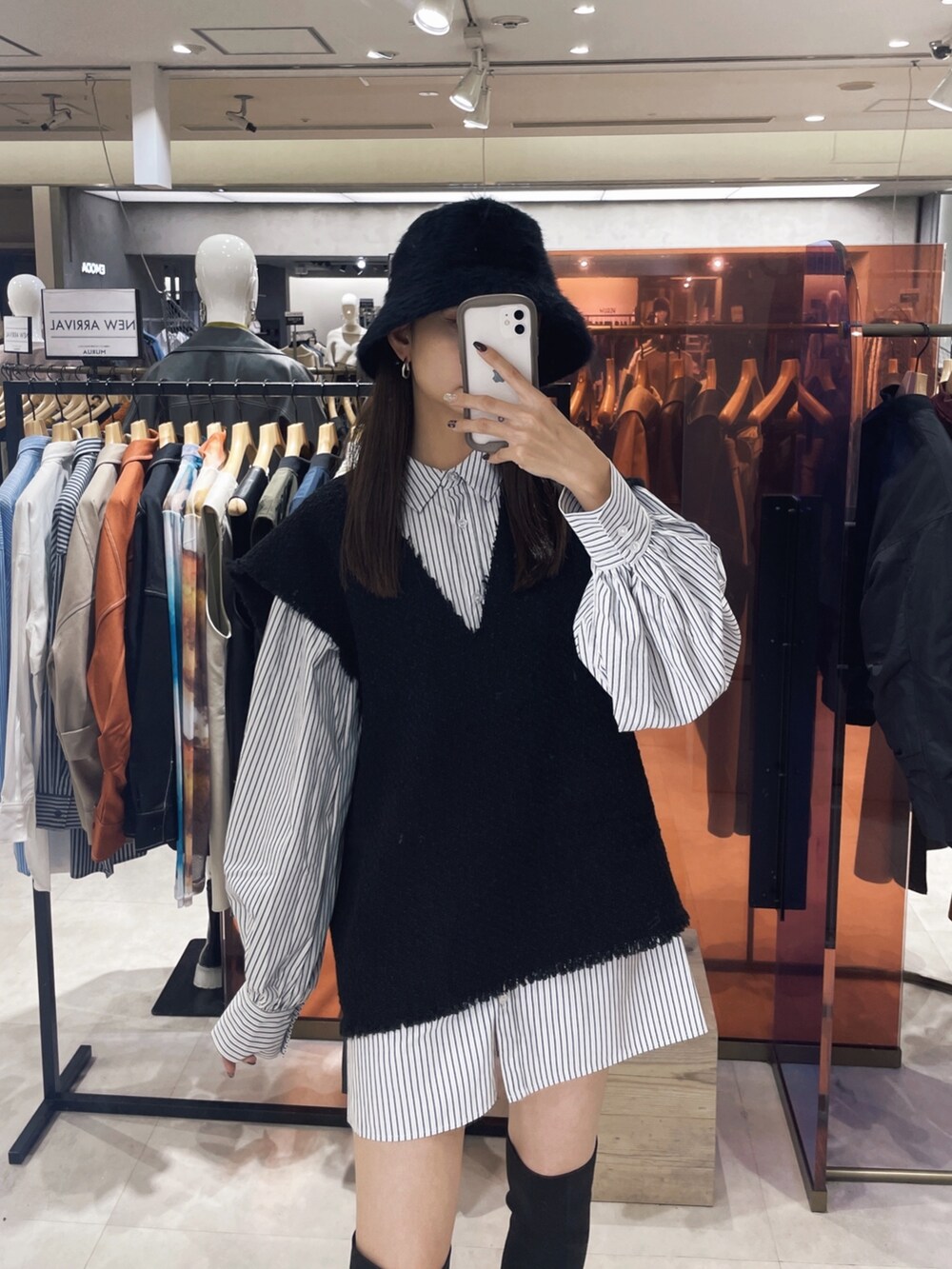 ブラック系のワンピース、ブラック系のブーツ、ブラック系のハットを着用したレディースの秋コーディネートの2枚目の写真