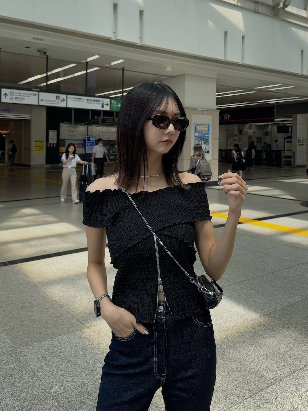 ブラック系のシャツ/ブラウス、ブルー系のデニムパンツ、ブラック系のサンダルを着用したレディースの夏コーディネートの3枚目の写真