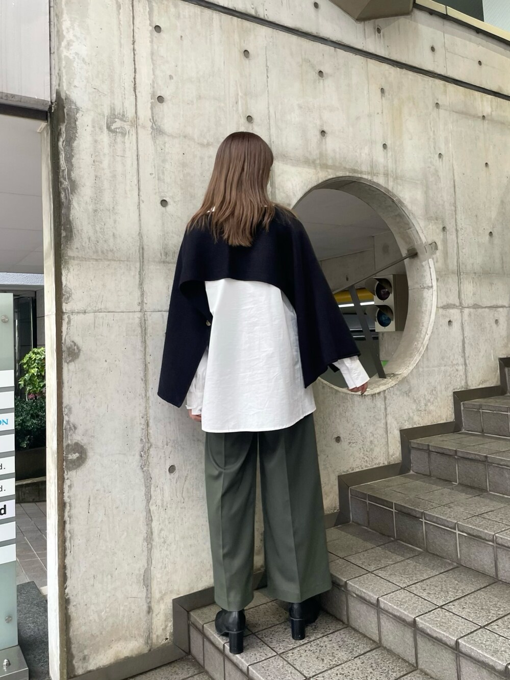 ブラック系のワンピース、グリーン系のスラックス、ブラック系のブーツを着用したレディースの夏コーディネートの3枚目の写真