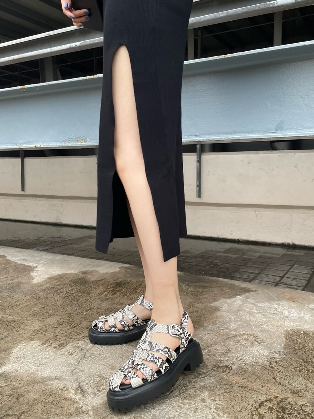 ブラック系のショルダーバッグ、その他のサンダル、ブラック系のワンピースを着用したレディースの春コーディネートの4枚目の写真