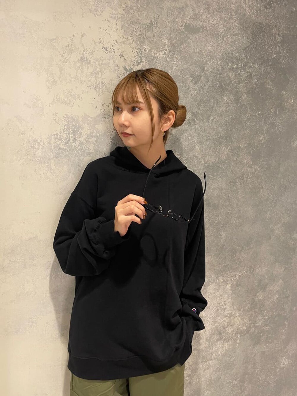 ブラック系のブーツ、ブラック系のパーカー、ベージュ系のカーゴパンツを着用したレディースの秋コーディネートの4枚目の写真