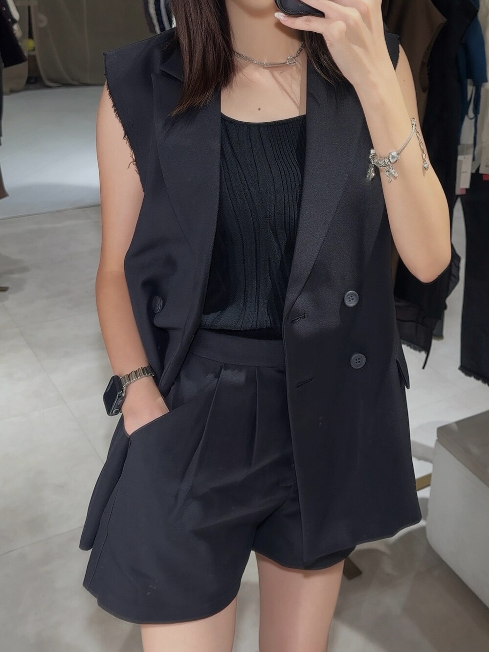 ブラック系のベスト、ブラック系のその他パンツを着用したレディースの夏コーディネートの2枚目の写真