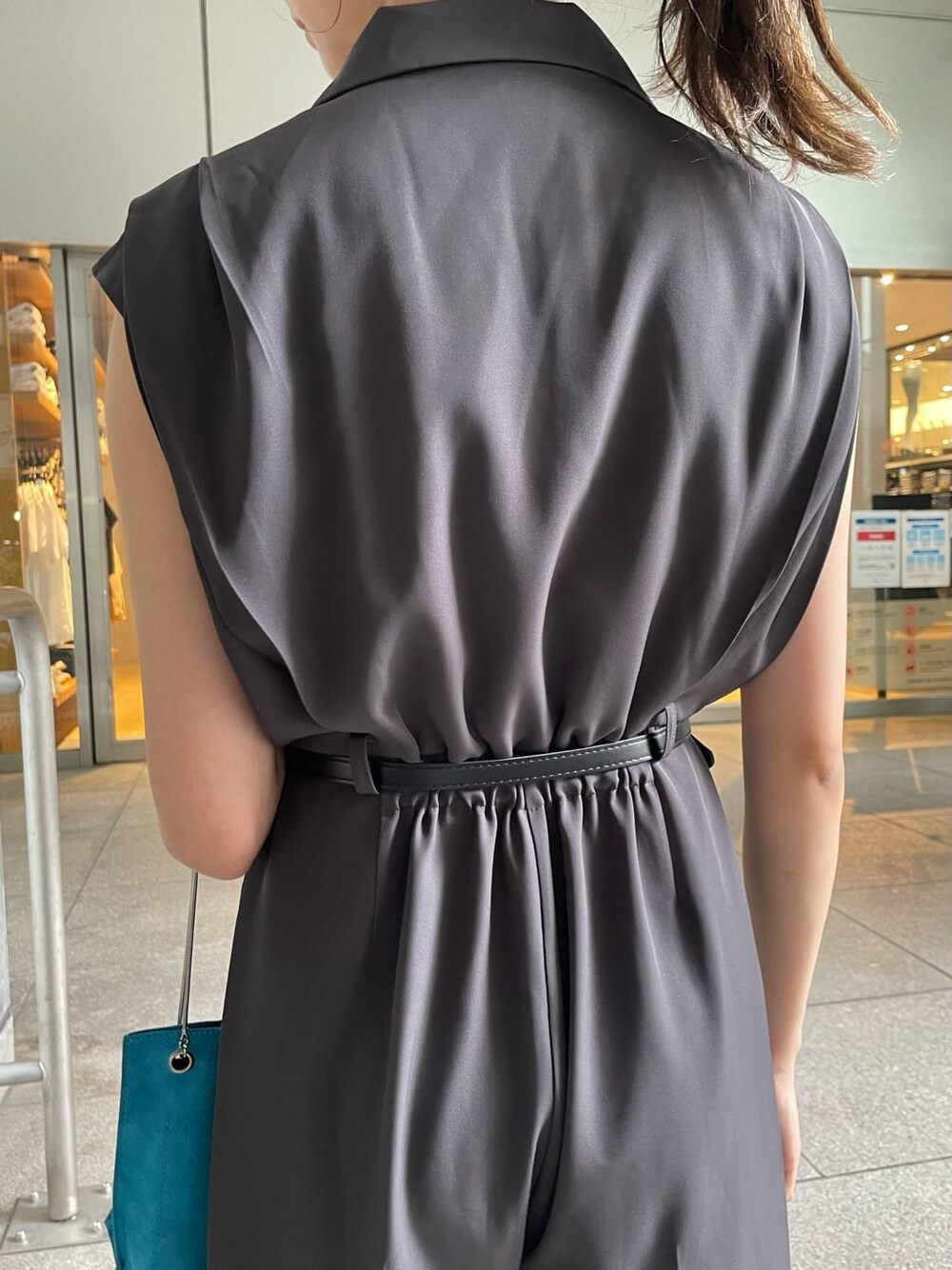 ブラック系のサンダル、グレー系のつなぎ/オールインワン、ブルー系のショルダーバッグを着用したレディースの夏コーディネートの5枚目の写真