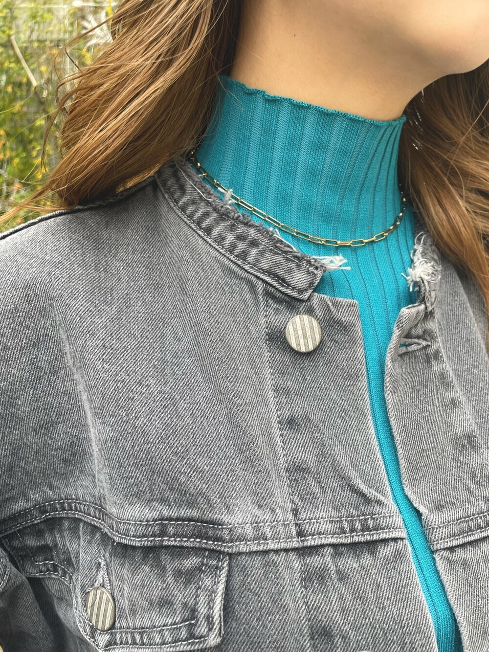 グレー系のデニムジャケット、グレー系のスカート、ブラック系のブーツを着用したレディースの冬コーディネートの7枚目の写真