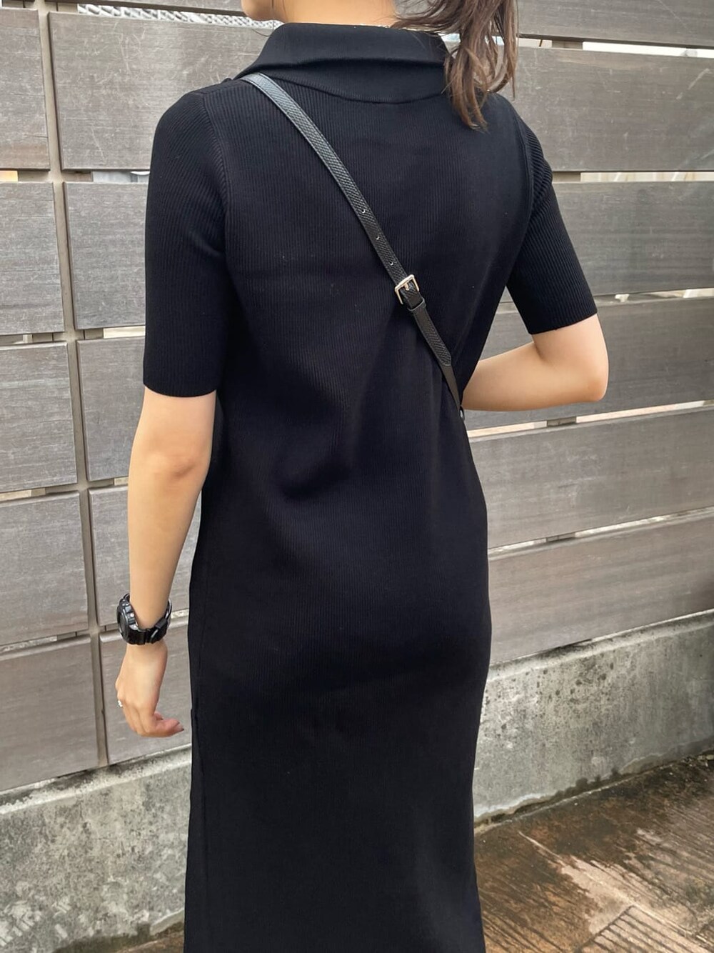 ブラック系のショルダーバッグ、その他のサンダル、ブラック系のワンピースを着用したレディースの春コーディネートの7枚目の写真