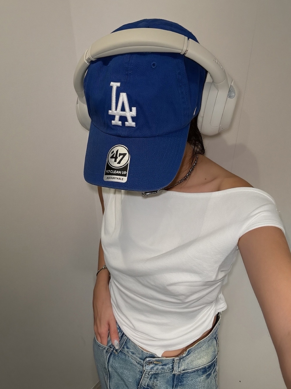 ホワイト系のTシャツ/カットソー、その他のデニムパンツを着用したレディースの夏コーディネートの4枚目の写真