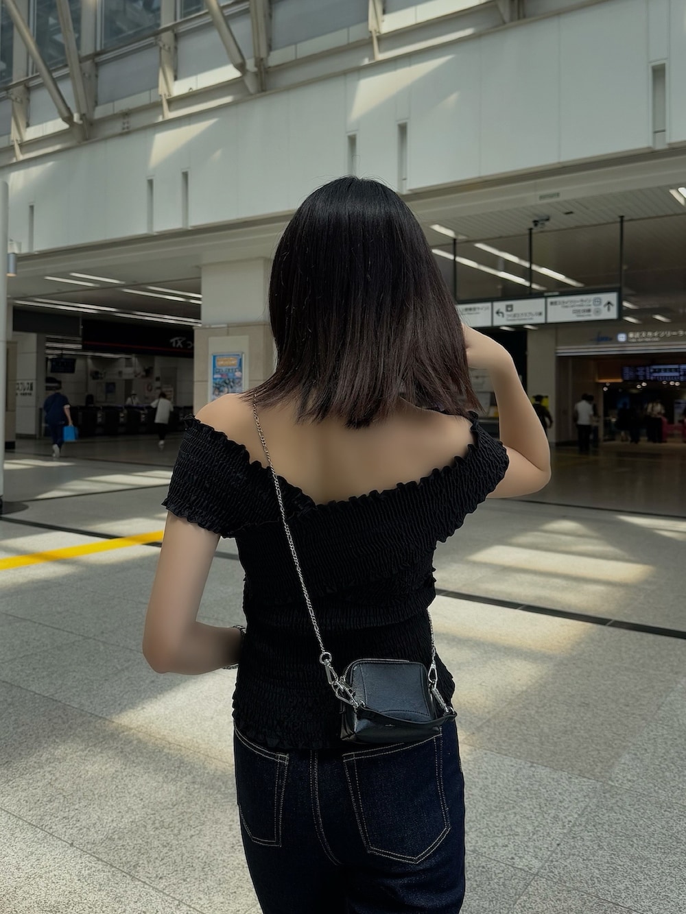 ブラック系のシャツ/ブラウス、ブルー系のデニムパンツ、ブラック系のサンダルを着用したレディースの夏コーディネートの4枚目の写真