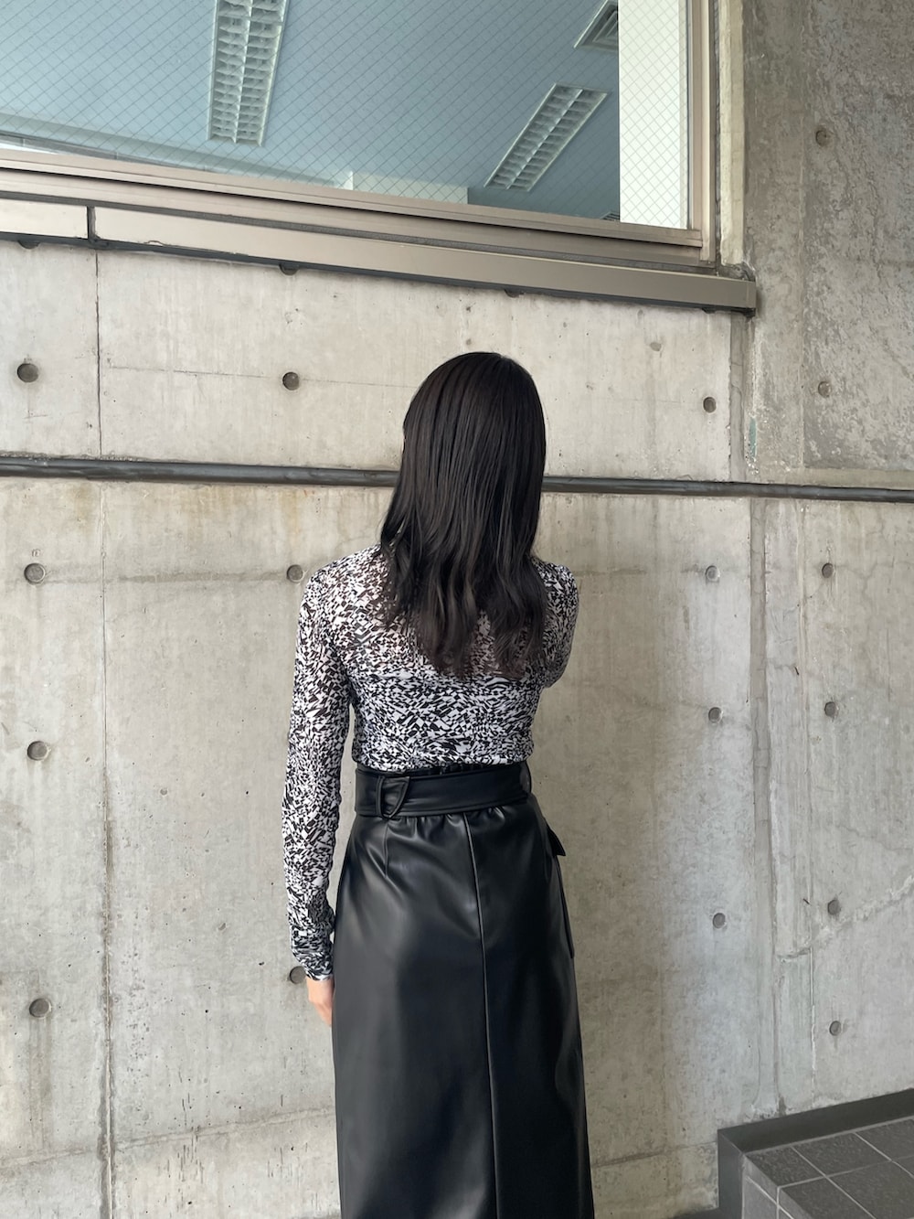 ホワイト系のTシャツ/カットソー、ブラック系のスカートを着用したレディースの夏コーディネートの7枚目の写真