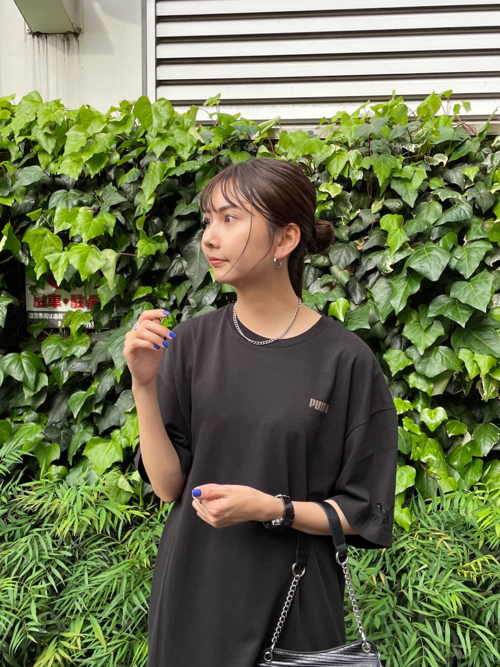 ホワイト系のスカート、ブラック系のTシャツ/カットソーを着用したレディースの春コーディネートの4枚目の写真