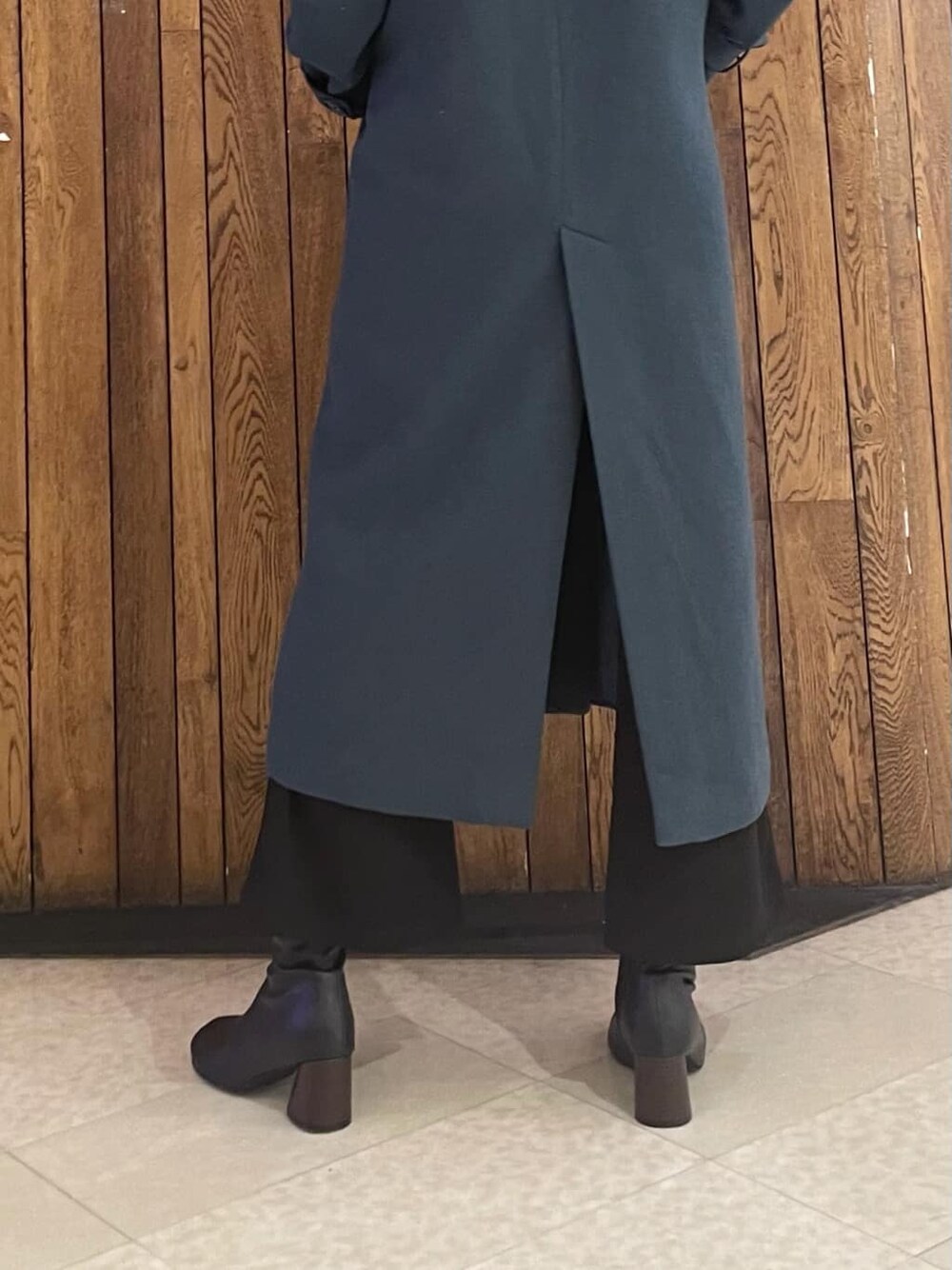 ブラック系のブーツ、ブラック系のその他パンツ、ホワイト系のハンドバッグを着用したレディースの秋コーディネートの7枚目の写真