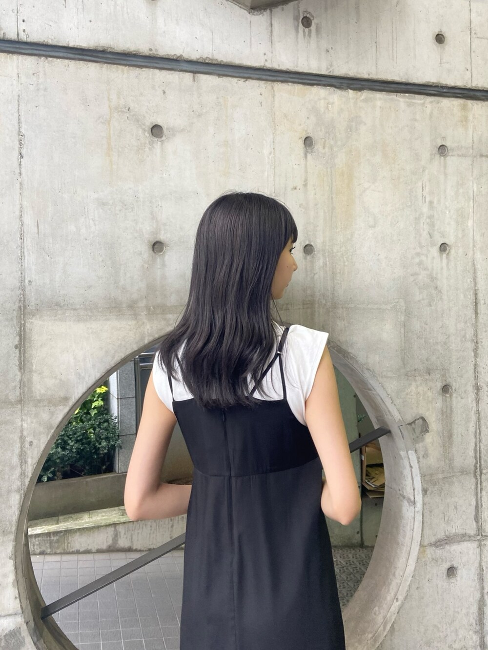 ブラック系のワンピースを着用したレディースの春コーディネートの4枚目の写真