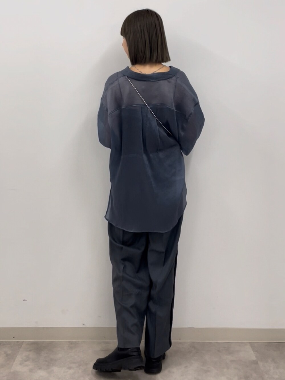 ブルー系のシャツ/ブラウス、ブラック系のショルダーバッグ、グレー系のその他パンツを着用したレディースの春コーディネートの3枚目の写真