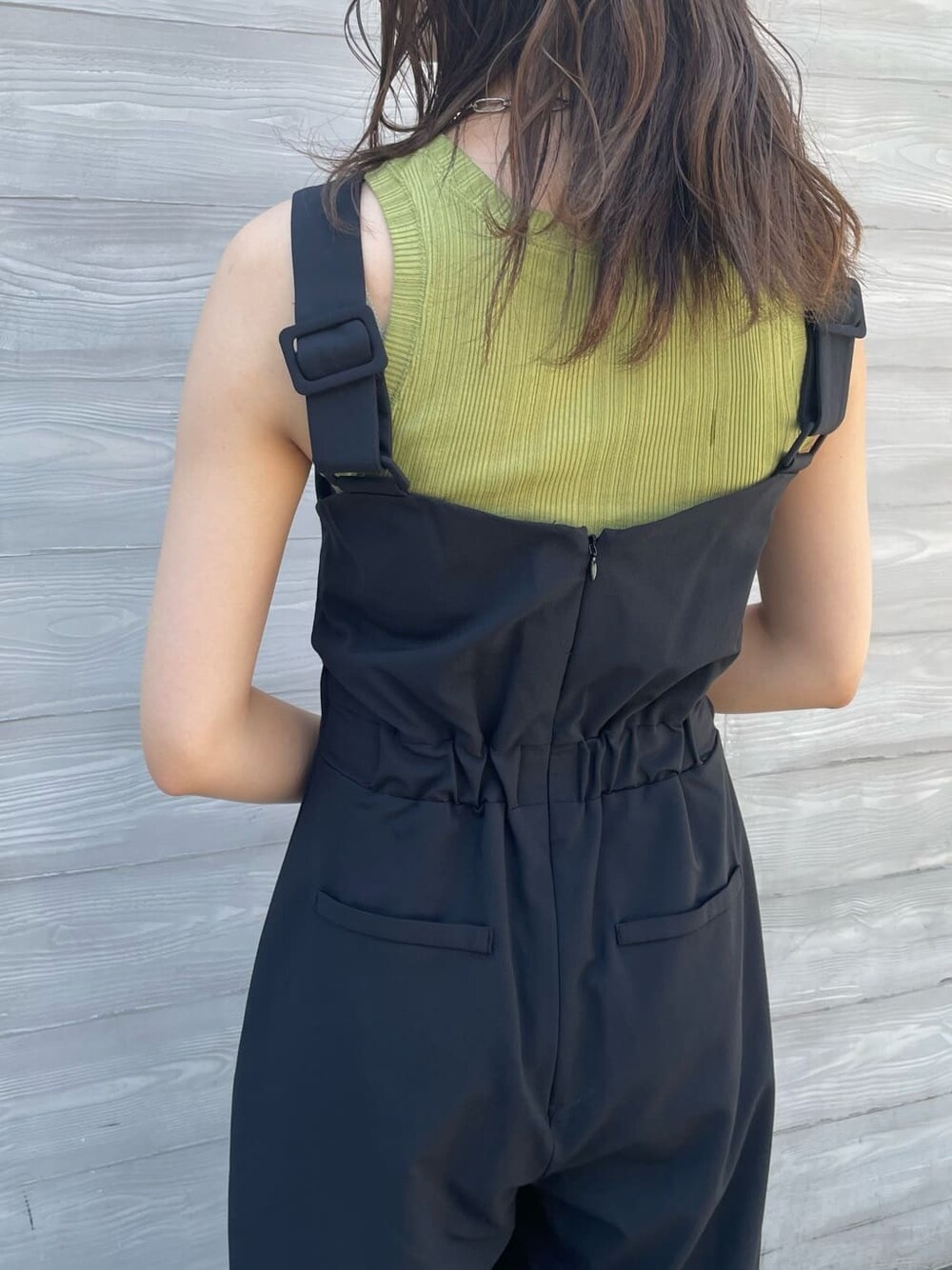 ホワイト系のハンドバッグ、ブラック系のつなぎ/オールインワン、ブラック系のサンダルを着用したレディースの夏コーディネートの5枚目の写真