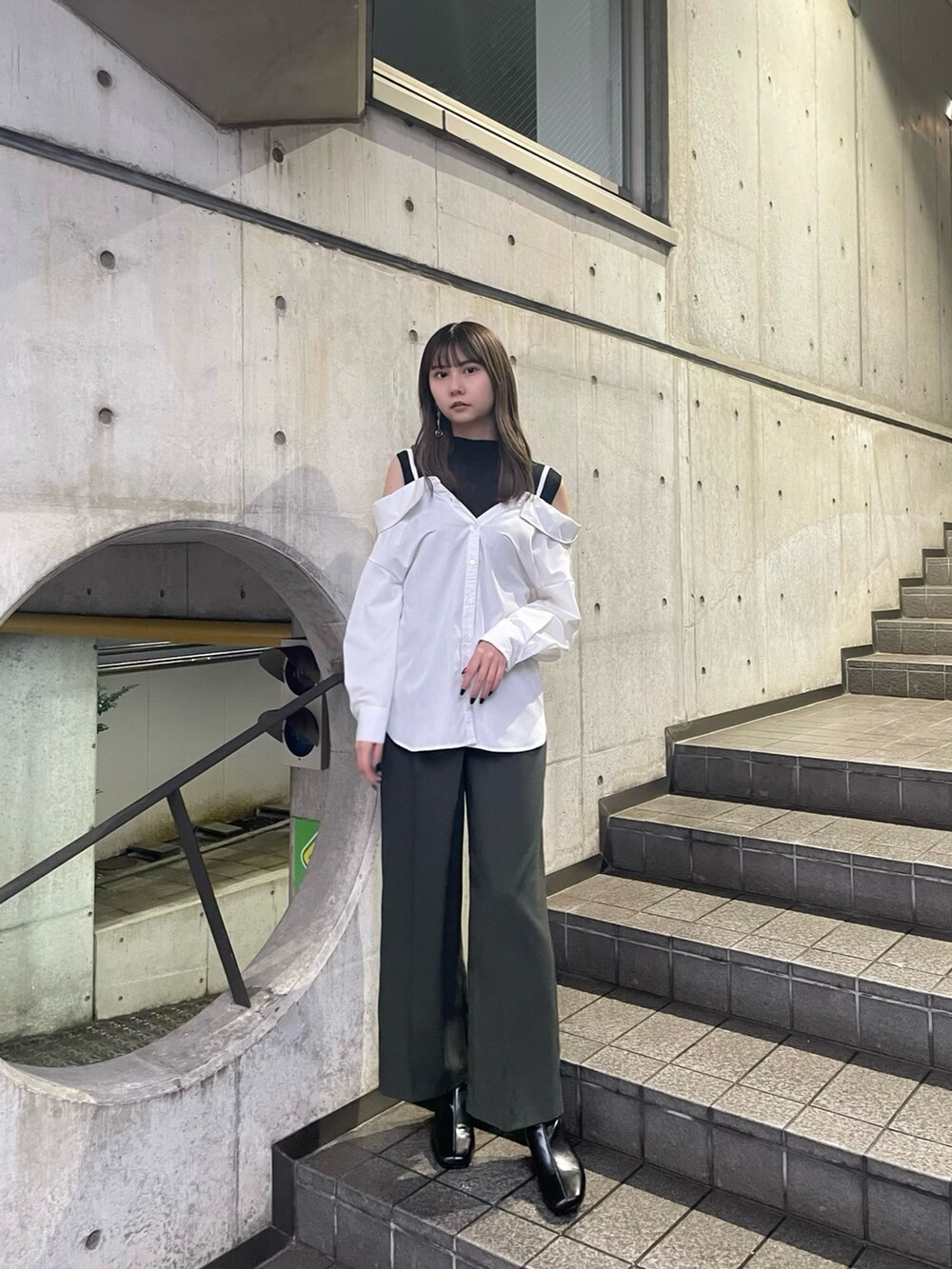 グリーン系のスラックス、ホワイト系のシャツ/ブラウスを着用したレディースの夏コーディネートの2枚目の写真