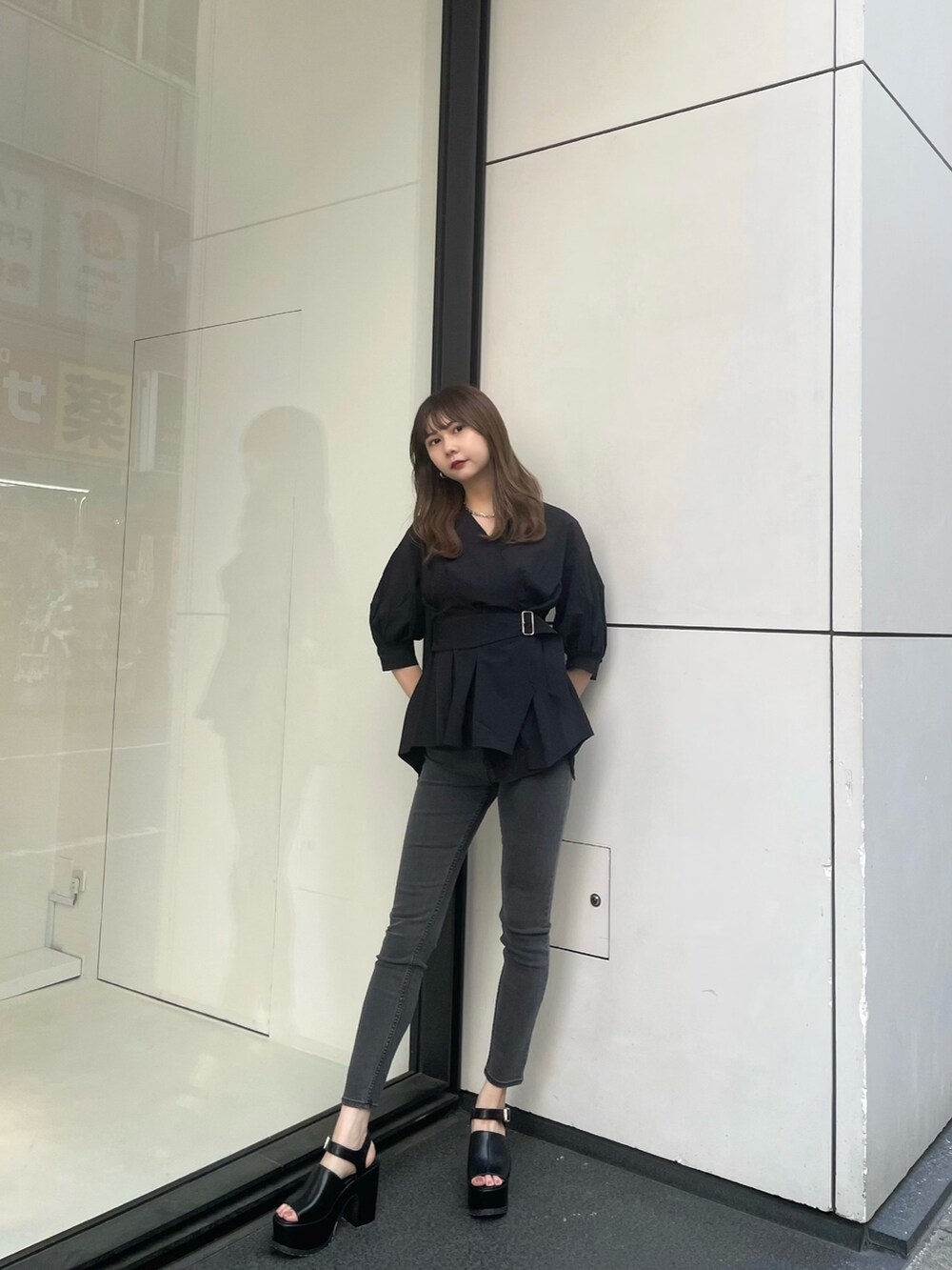 ブラック系のシャツ/ブラウス、グレー系のデニムパンツ、ブラック系のサンダルを着用したレディースの春コーディネートの3枚目の写真